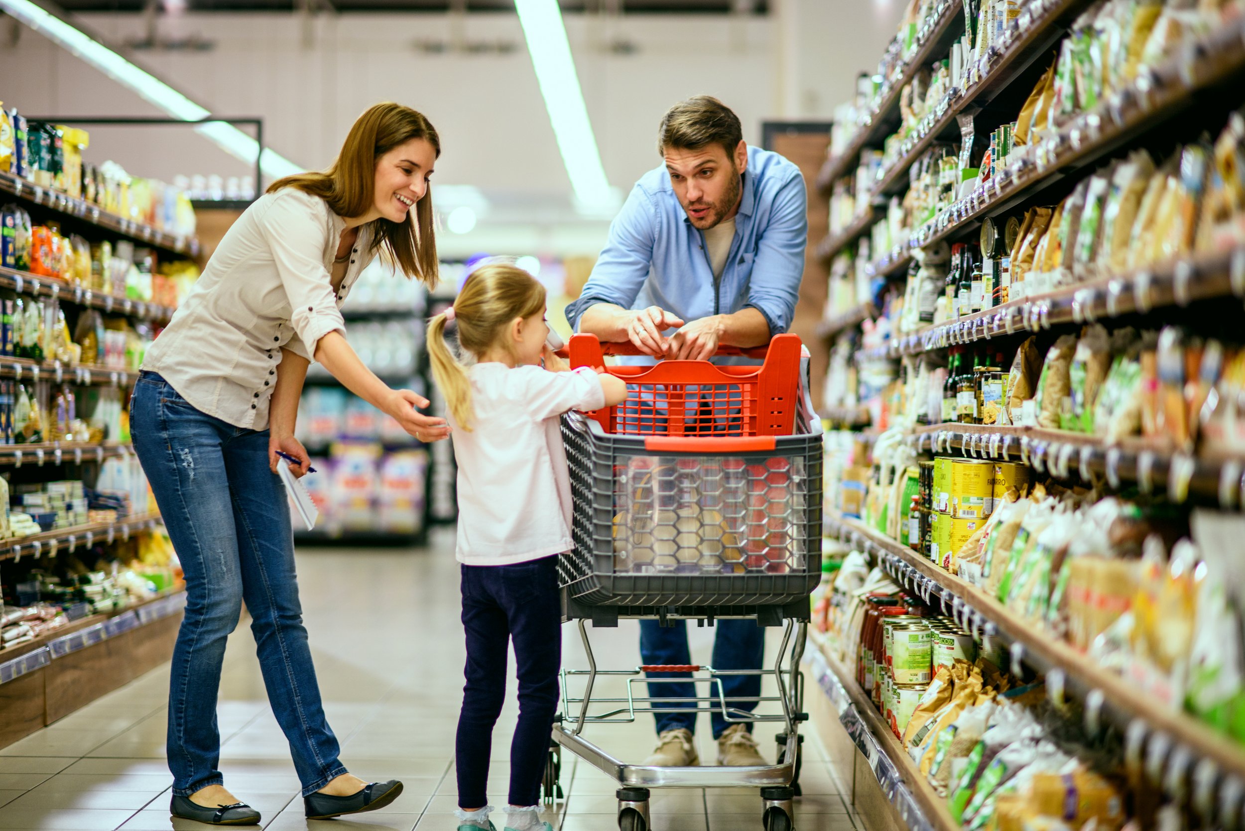 She does the shopping. Семья в магазине. Семья в супермаркете. Гипермаркет семья. Семья в продуктовом магазине.